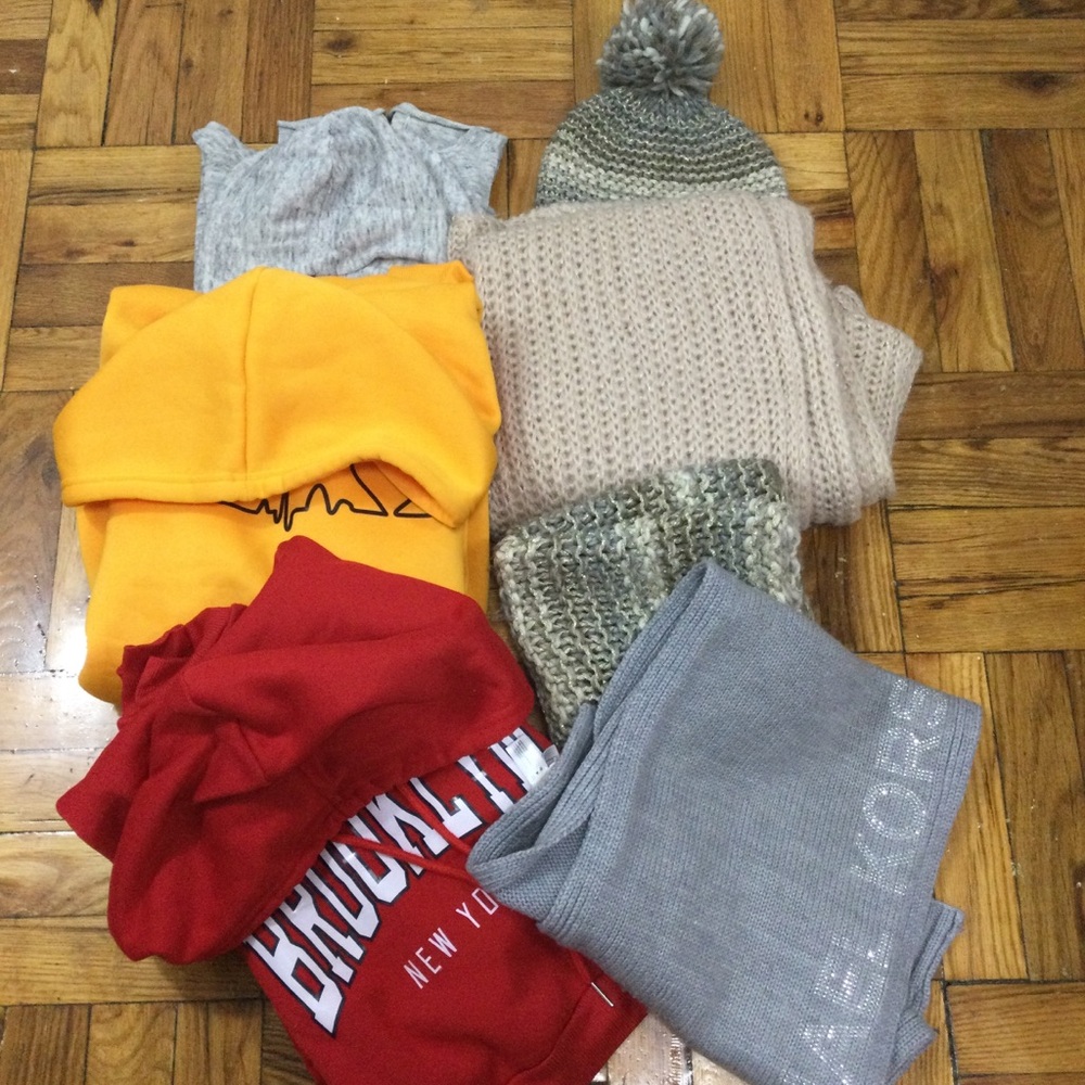 Women’s Winter Clothing Bundle 7-Piece Hoodies Scarves Hat Size M
